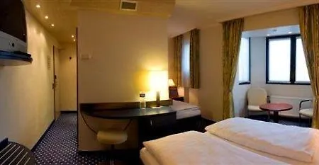 Lloyed Hotel 3*